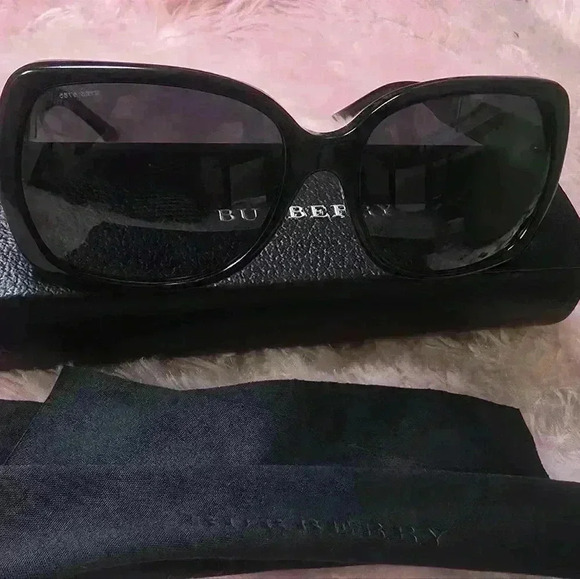 Women Burberry sunglasses no defects main image 14